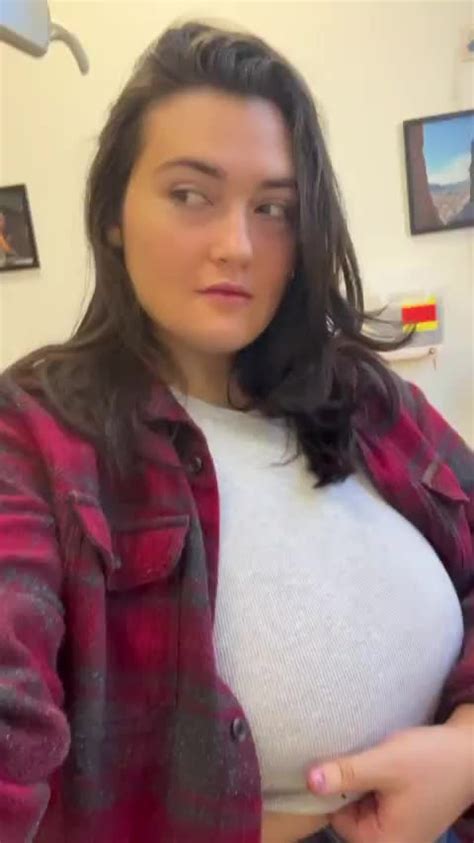 <strong>Huge tits</strong> bbw masturabtes on webcam. . Huge tits flashing